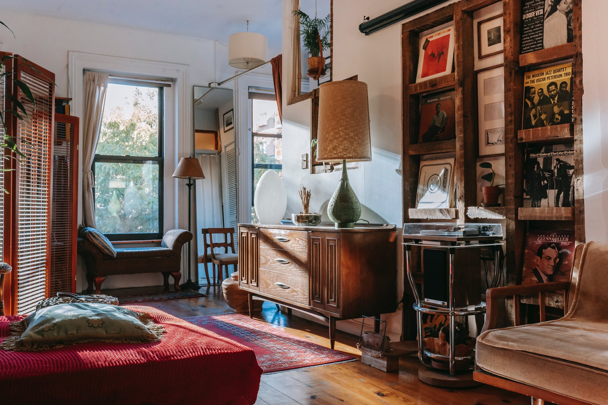 Retro Room Accessories: Top Picks for a Vintage Vibe