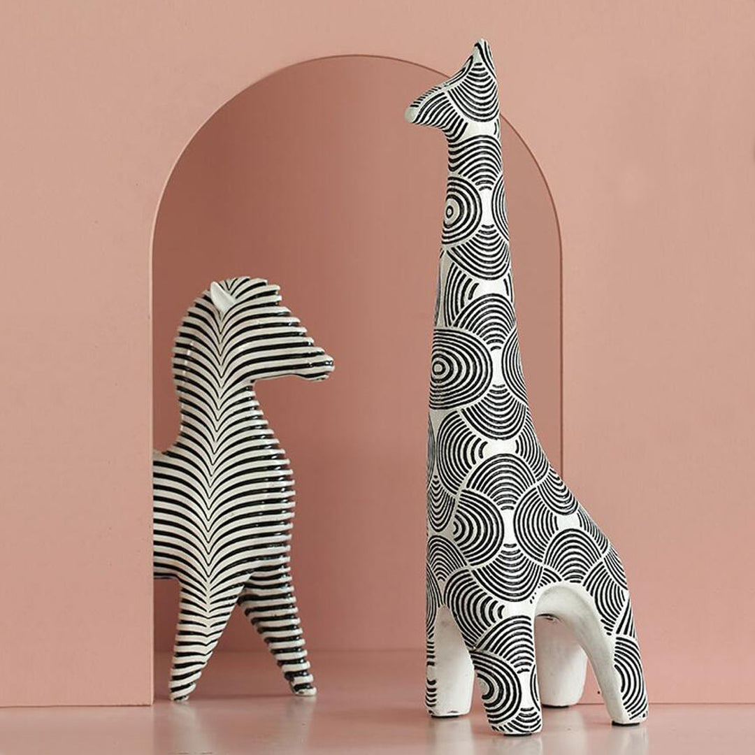 BW Pattern Animal with the striped black & white finish of this sculpture makes it look opulent and attractive.