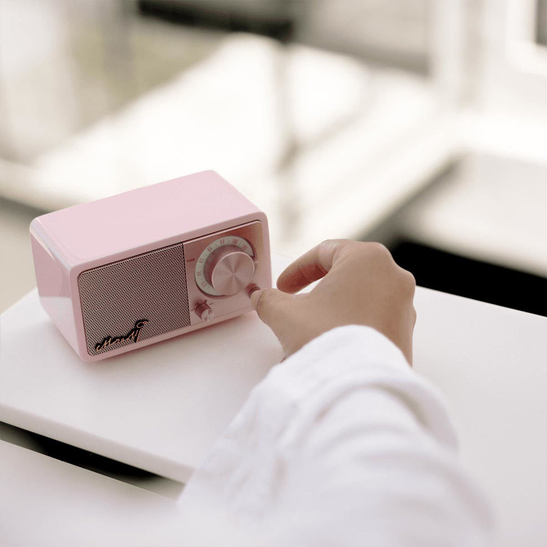 Retro Radio Soundbox Bluetooth used to play Google Play
