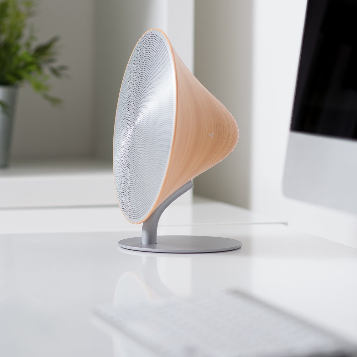 Touch HiFi Bluetooth Speaker with Material Aluminium + ABS in matt white