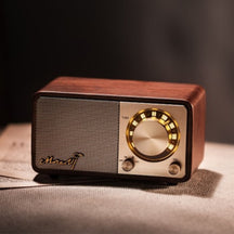 Retro Radio Soundbox Bluetooth an acoustically calibrated wooden case.